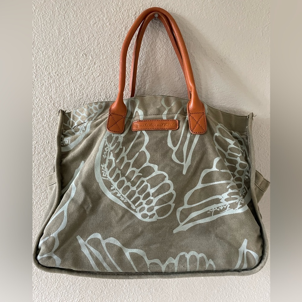 Make Love Not Trash green canvas Tote